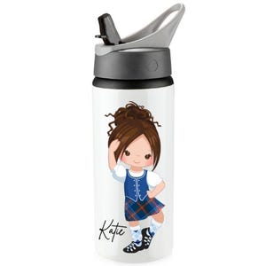 Peut inclure: Une bouteille d'eau blanche avec une jupe à carreaux bleus et rouges, un gilet bleu et une fille aux cheveux bruns portant des chaussettes blanches et des chaussures noires. La fille se tient la main à la tête et sourit. Le nom "Katie" est écrit en noir au bas de la bouteille.