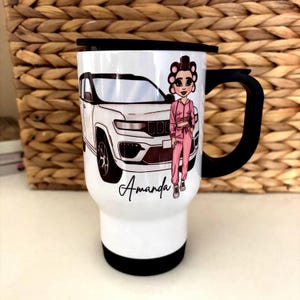 Puede incluir: Taza de viaje blanca con tapa y asa negras. La taza presenta una ilustración de dibujos animados de una mujer con un Jeep blanco en el fondo. El nombre "Amanda" está escrito en cursiva en la parte inferior de la taza.