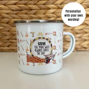 Pode incluir: Caneca de esmalte branco com um tema de construção preto e amarelo. A caneca apresenta uma parede de tijolos, ferramentas e um carrinho de mão. O texto na caneca diz "STEVE THE MAN WHO ALWAYS SAVES THE DAY".