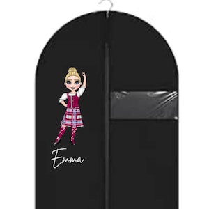 Puede incluir: Funda de ropa negra con una ilustración de dibujos animados de una bailarina escocesa con un vestido a cuadros rojo y morado. El nombre "Emma" está escrito en cursiva debajo. La funda tiene una ventana de plástico transparente.