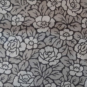 Peut inclure: Un motif sans couture avec un motif répétitif de fleurs grises et blanches sur un fond noir. Les fleurs sont stylisées et ont un aspect vintage.