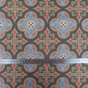 Peut inclure: Un motif géométrique répété de formes bleues, rouges et vertes sur un fond gris foncé. Le motif rappelle un design de carrelage traditionnel.