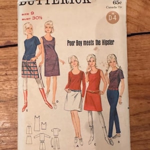 Puede incluir: Patrón de costura Butterick vintage, talla 9, con ilustraciones de mujeres jóvenes con diferentes atuendos. El patrón incluye el texto "Poor Boy meets the Hipster" e información de tallas para tallas Young Junior y Teen.