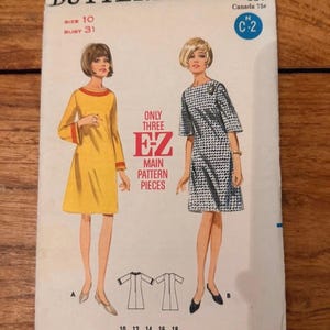 Op de afbeelding: Vintage Butterick naaipatroon, maat 10, met twee jurk ontwerpen. De patroon envelop bevat de tekst "ONLY THREE EZ MAIN PATTERN PIECES". De borstomvang is 79 cm. Het patroonnummer is 4102.
