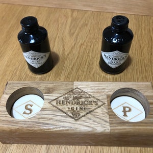 Hendricks Gin Bouteilles de 5cl Salières et poivrières avec logo gravé sur socle en chêne massif.