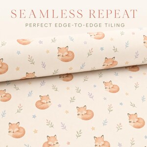 Puede incluir: Una tela de color crema con un patrón repetitivo de zorros naranjas durmiendo, pequeñas ramas azules y verdes, y diminutas estrellas amarillas y moradas. El texto SEAMLESS REPEAT PERFECT EDGE-TO-EDGE TILING aparece impreso en la parte superior.