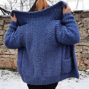 Cardigan surdimensionné en laine d'alpaga en tricot volumineux bleu crépuscule cocon image 6