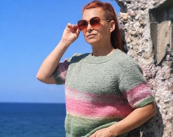 Ręcznie robiony na drutach sweter letni w odcieniach zieleni i różu z krótkim rękawem