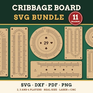 Può includere: Una collezione digitale di 11 design di tavole da cribbage in formato SVG, DXF, PDF e PNG. La grafica mostra vari layout di tavole rettangolari e circolari con fori, simboli di carte e il numero 29, etichettato come Cribbage Board SVG Bundle.