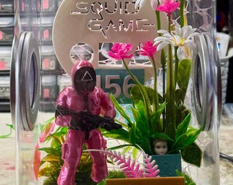 Custom Squid Game, Soldier, 456 Clear Jumping Spider Enclosure, Dual Silver Vents, Feed Hole with Stopper, Bottom Opening, Large 5.9x5.9x9"