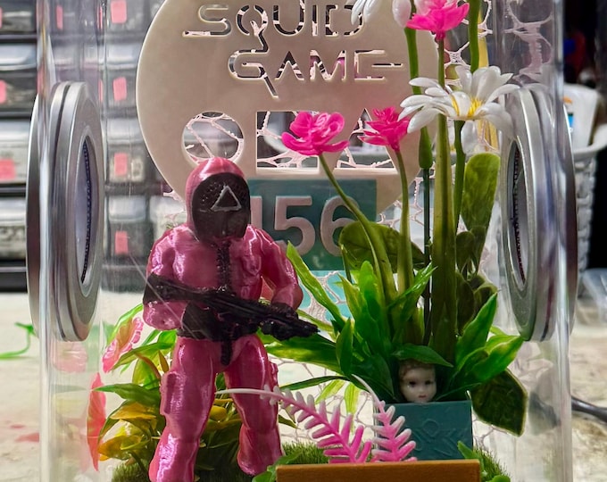 Custom Squid Game, Soldier, 456 Clear Jumping Spider Enclosure, Dual Silver Vents, Feed Hole with Stopper, Bottom Opening, Large 5.9x5.9x9"
