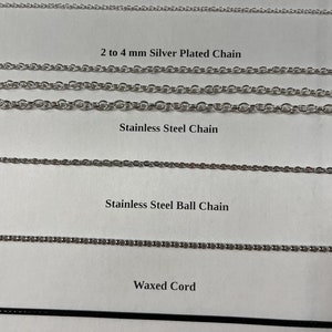 Puede incluir: Cinco tipos diferentes de cadena y cord&oacute;n para la elaboraci&oacute;n de joyas. Las cadenas son plateadas y de acero inoxidable. El cord&oacute;n es encerado.