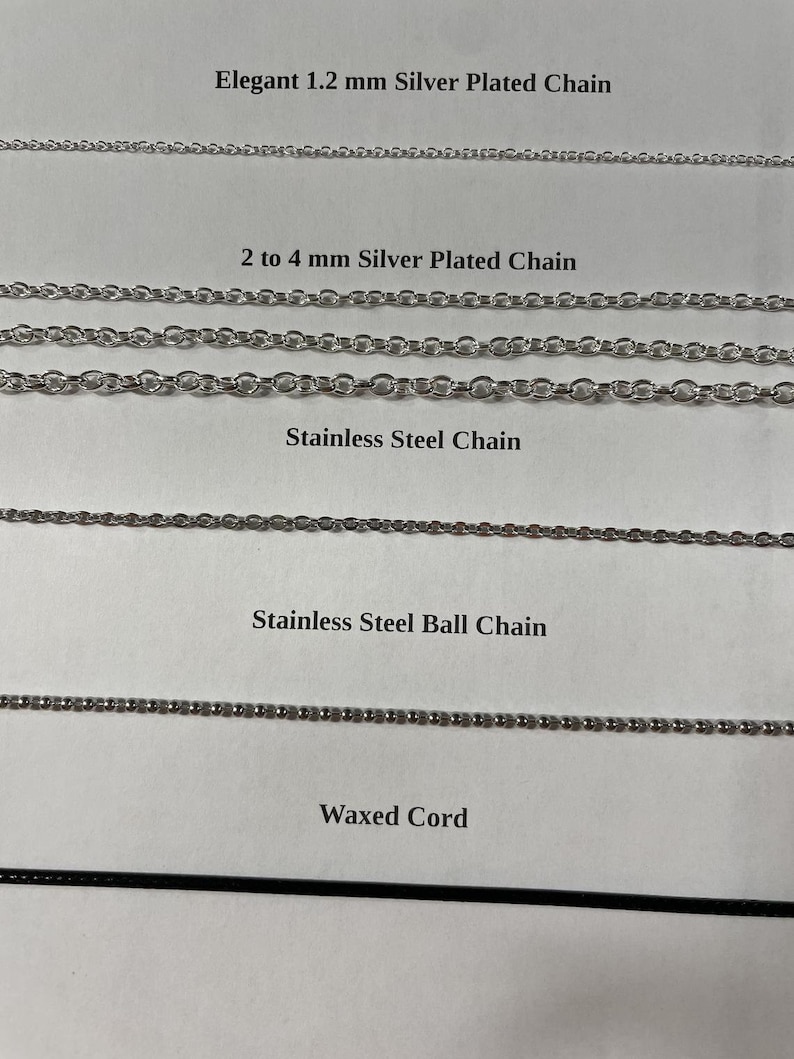 Puede incluir: Cinco tipos diferentes de cadena y cord&oacute;n para la elaboraci&oacute;n de joyas. Las cadenas son plateadas y de acero inoxidable. El cord&oacute;n es encerado.