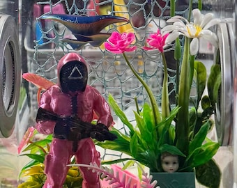 Custom Squid Game, Soldier, 456 Clear Jumping Spider Enclosure, Dual Silver Vents, Feed Hole with Stopper, Bottom Opening