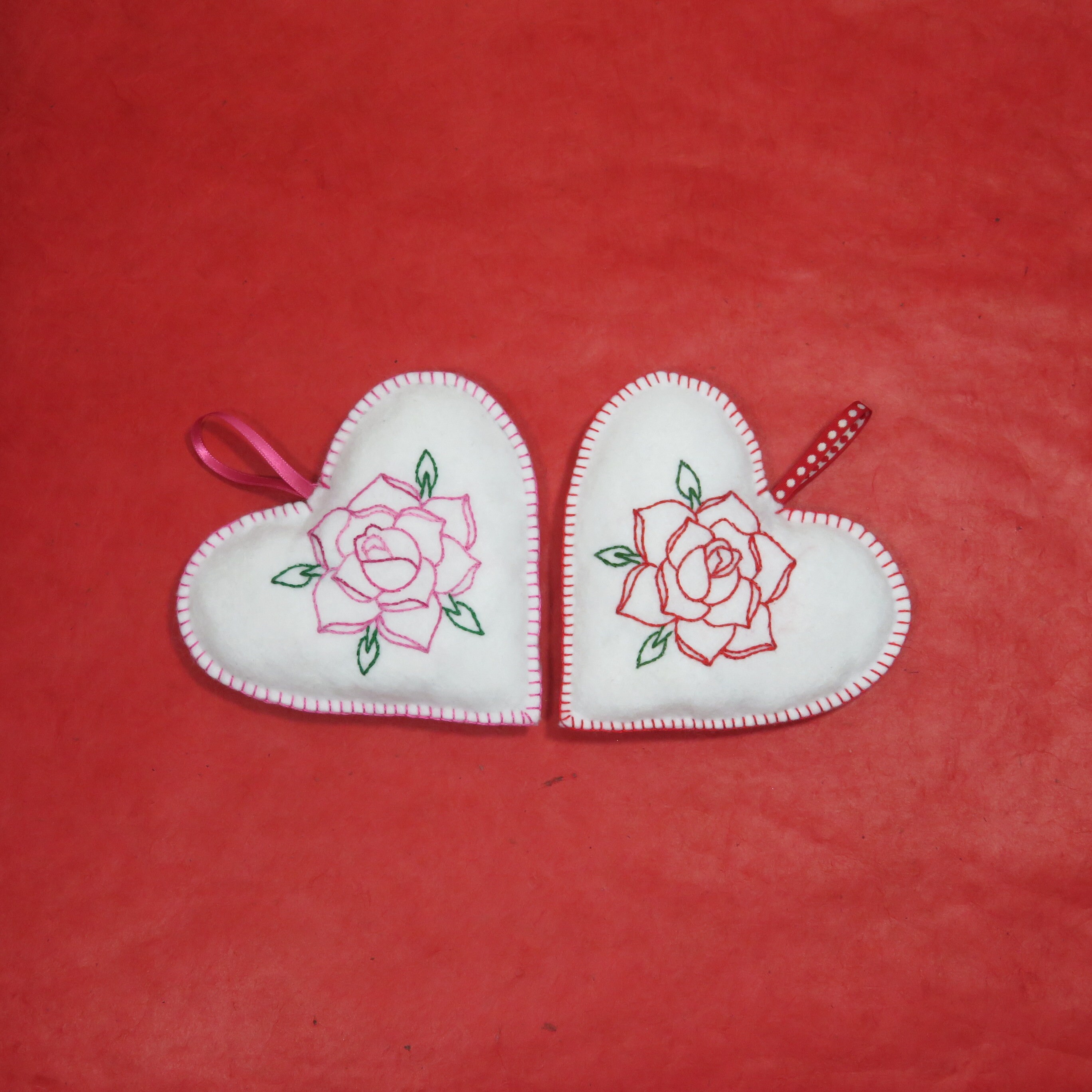 Coeurs Roses Brodés Main - A Suspendre