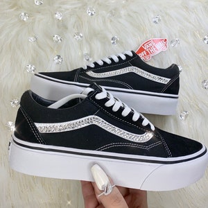K&ouml;nnte beinhalten: Schwarze Vans Old Skool Sneaker mit Plateau-Sohle und einer Reihe von Strasssteinen an der Seite. Das Vans-Logo befindet sich an der Seite des Schuhs.