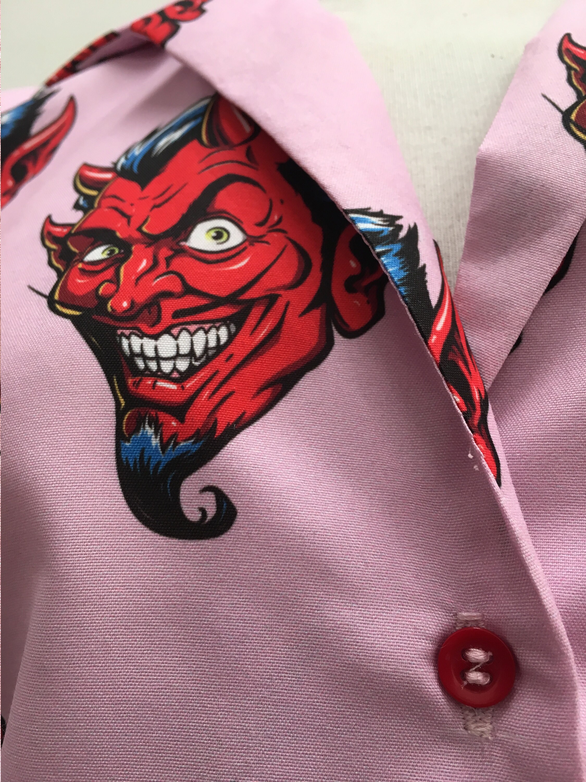 Camicia rosa con diavoli rossi clearance