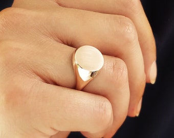 Round Signet ring for women, Classic Gold Signet ring, 9K 14K & 18K Yellow gold Chevalier Ring, Unique Signet Ring, Personalized Gift