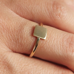 Bague carrée fine, bague en or simple, bague unie minimaliste 9 carats 14 carats 18 carats, bague géométrique, bague en or délicate, bague au petit doigt de tous les jours, bijoux d&#39;été