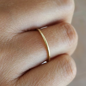 Knuckle Ring, 1.1 mm Breite, 14K/18K super dünnes Goldband für sie, minimalistischer Stapelring, schmaler Knuckle Ring