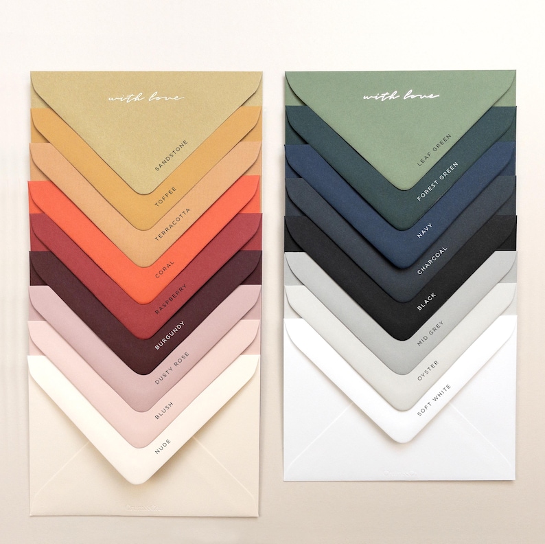 Pode incluir: Duas pilhas de envelopes em v&aacute;rias cores, incluindo Sandstone, Toffee, Terracotta, Coral, Raspberry, Burgundy, Dusty Rose, Blush, Nude, Leaf Green, Forest Green, Navy, Charcoal, Black, Mid Grey, Oyster e Soft White. Cada envelope tem a frase "with love" impressa.