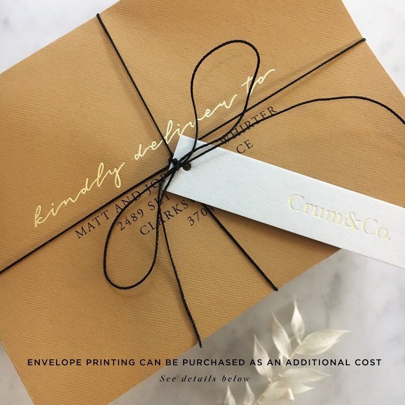 Pode incluir: Um envelope castanho amarrado com barbante preto, com letras douradas que dizem "kindly deliver to". Uma etiqueta branca com "Crum&Co." est&aacute; anexada. O envelope tamb&eacute;m tem o endere&ccedil;o "MATT AND JOR 2489 S1 CLARKS 370".