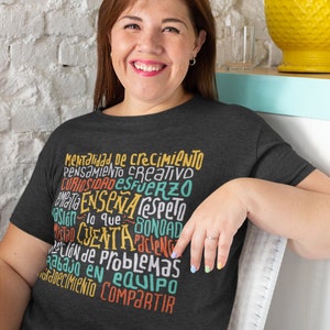 Enseña Lo Que Cuenta - Teach What Counts - Growth Mindset Spanish Teacher Unisex T-shirt image 4