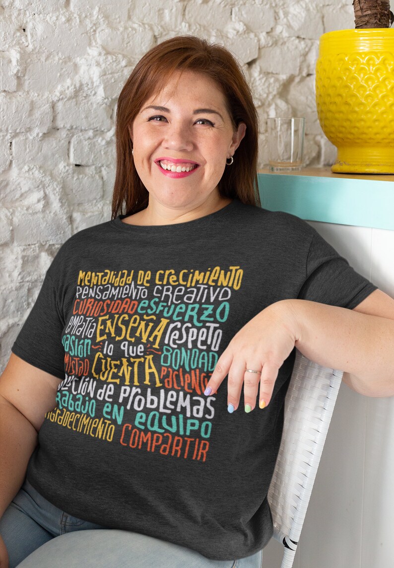 Enseña Lo Que Cuenta - Teach What Counts - Growth Mindset Spanish Teacher Unisex T-shirt image 4