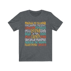 Enseña Lo Que Cuenta - Teach What Counts - Growth Mindset Spanish Teacher Unisex T-shirt image 8