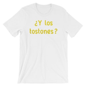 May include: White t-shirt with the text "&iquest;Y los tostones?" in yellow.
