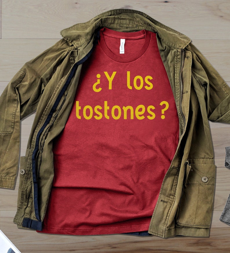 May include: Red t-shirt with the text "&iquest;Y los tostones?" in yellow.