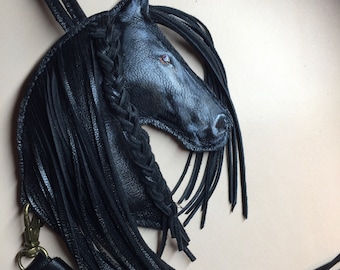 Amuleto de caballo frisón con larga crin, regalo equino pintado de forma realista, amuleto de caballo negro, pintado a mano con gran detalle, perfecto para los amantes de los caballos.