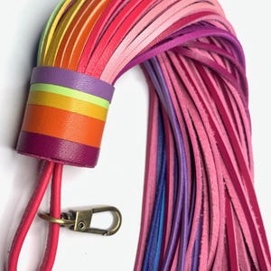 Luxe leren Rainbow Tassel-bedel met 10" druppel, gegradueerd spectrum, meerdere heldere, sappige kleuren, spectaculaire tasbedel met statement-spectrum afbeelding 3