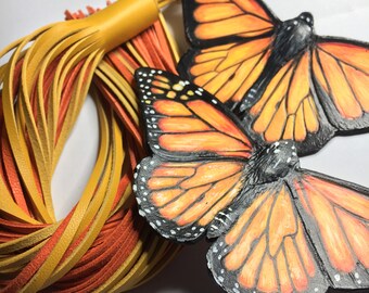 Mariposa Monarca, Charm de Cuero Pintado con Borla a Juego, Regalo Ideal para Entomólogos, Detalles Precisos