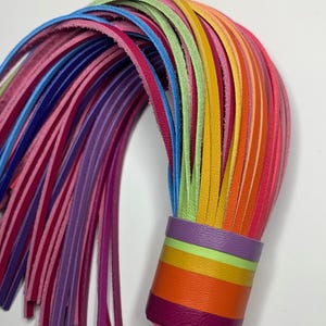 Luxe leren Rainbow Tassel-bedel met 10" druppel, gegradueerd spectrum, meerdere heldere, sappige kleuren, spectaculaire tasbedel met statement-spectrum afbeelding 14