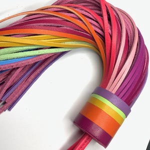 Luxe leren Rainbow Tassel-bedel met 10" druppel, gegradueerd spectrum, meerdere heldere, sappige kleuren, spectaculaire tasbedel met statement-spectrum afbeelding 5