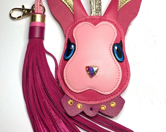 Söt väska med kanin i läder, mjukt nappaläder med tofs