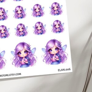 Può includere: Un foglio di adesivi con 25 illustrazioni di una fata viola con le ali che tiene un piccolo fiore viola. Gli adesivi sono su uno sfondo bianco con il testo "My Fairy Planner Store" e "MYFAIRYPLANNERSTORE.ETSY.COM" in basso. Il testo "ELAN.006" è nell'angolo in basso a destra.