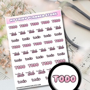 Può includere: Un foglio di adesivi per planner rosa e bianchi con la parola "TODO" ripetuta più volte in diverse dimensioni e stili. Gli adesivi sono progettati per essere utilizzati in un planner o in un diario.