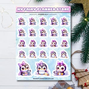 Può includere: Foglio di adesivi con pinguini dei cartoni animati con fiocchi e sciarpe viola. I pinguini sono su uno sfondo azzurro con fiocchi di neve. Il testo "MY FAIRY PLANNER STORE" e "STICKERS.107.11" sono visibili.