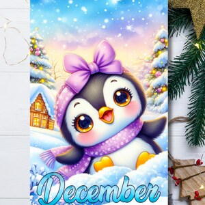 Puede incluir: Ilustración de temática invernal con un lindo pingüino en un paisaje nevado. El pingüino lleva un lazo rosa, gorro y bufanda. La palabra "Diciembre" está escrita en azul en la parte inferior. El fondo incluye árboles cubiertos de nieve y una pequeña casa.