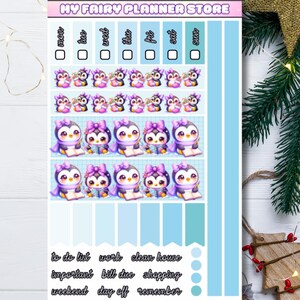 以下が含まれることがあります： 水色と白のデザインのプランナーステッカーシート。紫のリボンとスカーフが付いたペンギンのイラストと、毎日のタスクと曜日を示すテキストが特徴です。「MYFAIRYPLANNERSTORE.ETSY.COM」のテキストも表示されています。