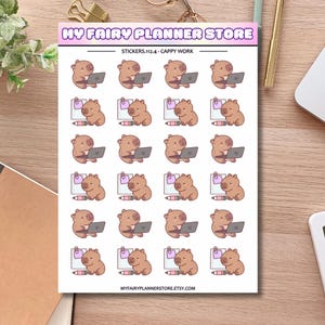 Può includere: Un foglio di adesivi intitolato MY FAIRY PLANNER STORE con ventiquattro adesivi individuali di un capibara marrone. I disegni si alternano tra un capibara che usa un portatile e un capibara accanto a un blocco note con matita e graffetta.