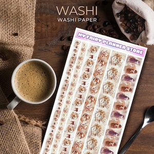 Può includere: Un set di sei rotoli di washi tape a tema caffè. I nastri presentano illustrazioni di tazze da caffè, chicchi di caffè e una donna con lunghi capelli castani. Il testo "MY FAIRY PLANNER STORE" è stampato nella parte superiore del foglio.
