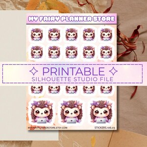 Può includere: Un foglio di adesivi con ricci di cartoni animati con accenti viola, che tengono in mano dei computer portatili. Gli adesivi sono etichettati "PRINTABLE SILHOUETTE STUDIO FILE" e includono il nome del negozio Etsy "MY FAIRY PLANNER STORE".