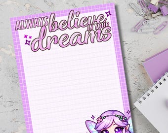 Puede incluir: Página de planificador imprimible de color morado y blanco con un patrón de cuadrícula y un espacio de escritura con líneas. La página presenta el texto "ALWAYS believe in your dreams" con una ilustración de hada morada en la parte inferior. El texto "MY FAIRY PLANNER STORE" está en la parte inferior de la página.