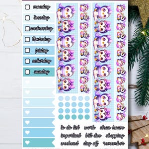 以下が含まれることがあります： 水色とピンクをテーマにしたプランナーステッカーシート。シートには、ペンギンのイラスト、曜日のラベル、To-Doリストセクション、装飾要素が含まれています。「My Fairy Planner Store」と「Stickers.107.Hobo-Cousin」の文字が含まれています。