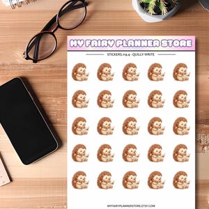 Può includere: Un foglio di adesivi intitolato MY FAIRY PLANNER STORE con venticinque illustrazioni identiche di un riccio marrone con una sciarpa beige che legge un libro. Il testo STICKERS.114.4 - QUILLY WRITE e MYFAIRYPLANNERSTORE.ETSY.COM è stampato.