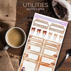 Può includere: Un set di adesivi per planner stampabili con uno schema di colori marrone e bianco. Gli adesivi presentano una varietà di disegni, tra cui tazze da caffè, libri e fiocchi. Il testo "My Fairy Planner Store" e "Habits Tracker" è incluso sugli adesivi.