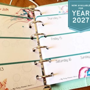 Puede incluir: Páginas de agenda abiertas con fechas de febrero de 2019, con ilustraciones de acuarela de medusas y conchas marinas. La agenda incluye el texto "NOW AVAILABLE FOR YEAR 2027". La agenda está abierta a una vista semanal.